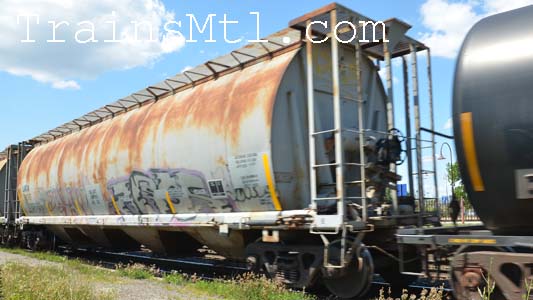 picture of the left side of a train car with the hand brake very apparent / Photo du cot gauche du wagon avec le frein  main trs apparent.